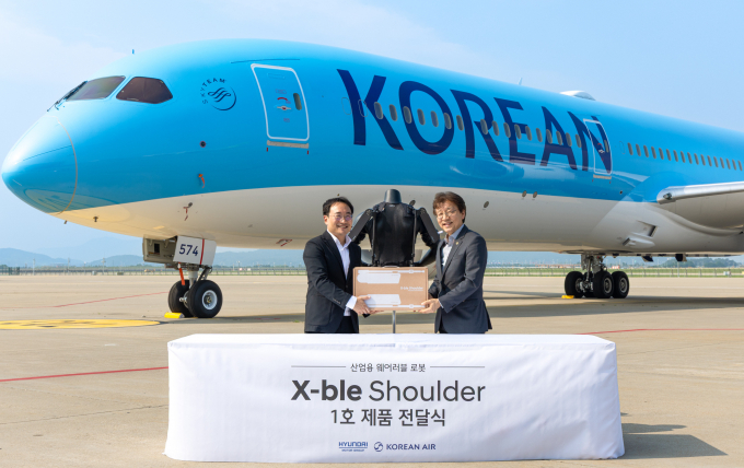 현대차·기아가 자체 기술로 개발한 착용로봇 1호가 대한항공에 전달됐다. /사진=현대차