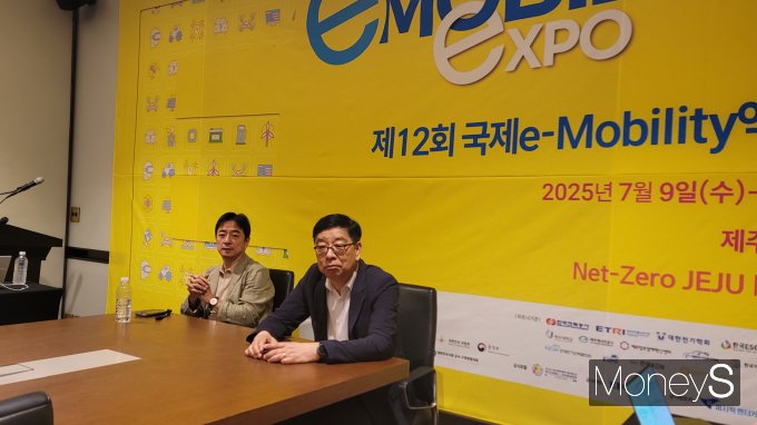 최영석(왼쪽) 원주한라대 미래모빌리티공학과 교수, 이광범 법무법인 세종 고문이 9일 제주 신화월드에서 개막한 '제12회 국제 e모빌리티엑스포'(IEVE 2025)에서 취재진과 만나 전기차시대 전환기에 보급정책에서 상업화 전략으로 나아가야 한다고 진단했다. /사진=김창성 기자