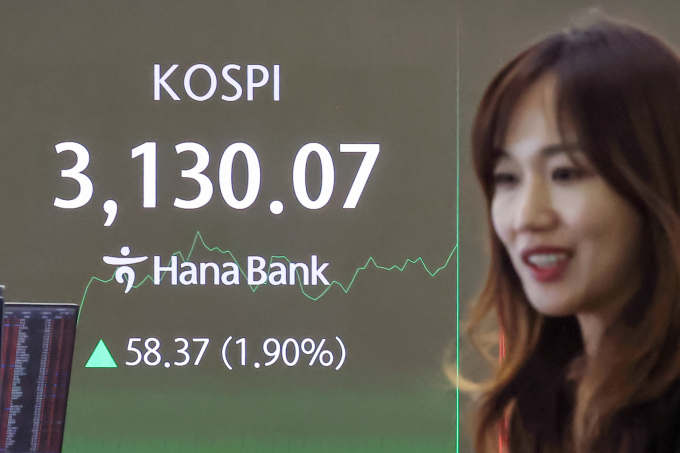 코스피가 기관 매수에 힘 입어 3100선을 안정적으로 지키고 있다. 사진은 이날 오전 하나은행 전광판. /사진=뉴스1