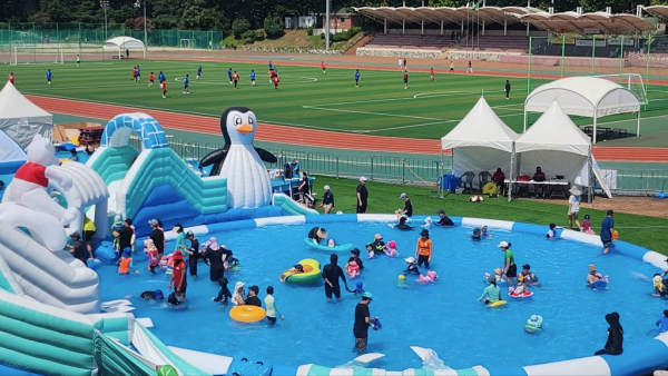 画像 = 盤浦総合運動場2024 '霜降り水遊び場' 運営写真]