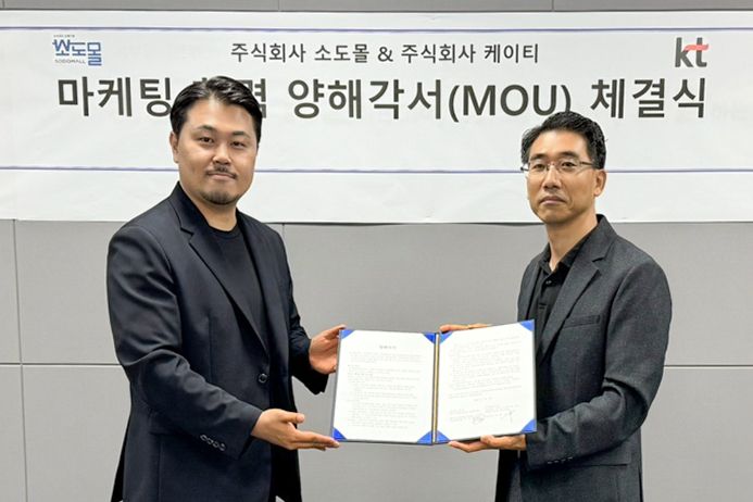 소도몰 서덕호 대표(왼쪽부터)과 KT 서부광역본부 서부고객본부장 이경채 상무가 업무협약 체결 후 기념 촬영을 하고 있다.ⓒKT