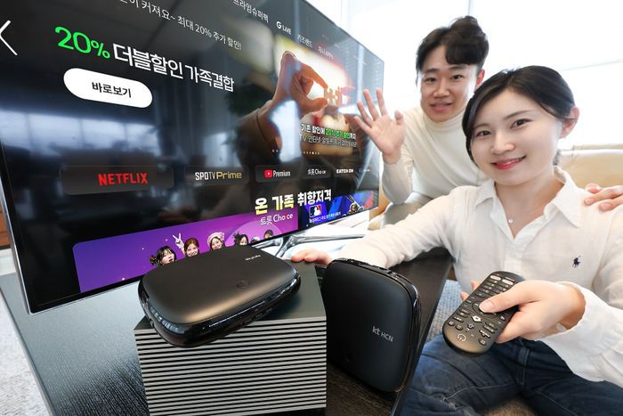 모델들이 ipit TV 화면 앞에서 kt skylife와 kt HCN 셋톱박스와 함께 KT 그룹의 미디어 플랫폼 확대를 소개하고 있다.ⓒKT