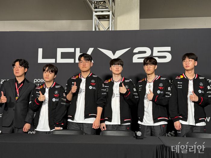 T1 선수단이 25일 인천 중구 인스파이어 아레나에서 열린 2025 LoL 챔피언스 코리아(LCK) 3라운드 T1 홈그라운드 경기에서 승리한 후 기념촬영을 진행하고 있다. ⓒ데일리안 황지현 기자