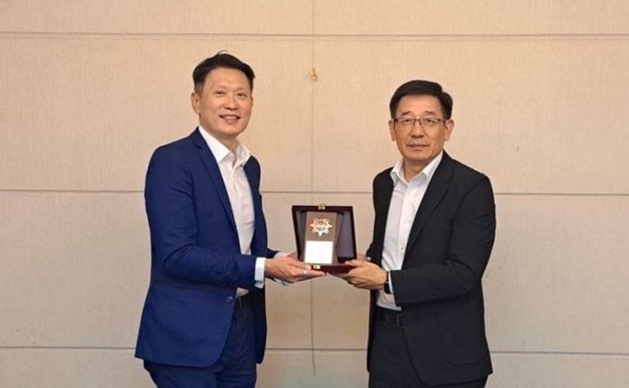 (왼쪽부터) 리처드 텅 바이낸스 최고경영자(CEO)와 추 샤오조우 대만 형사수사국 부국장이 기념촬영을 진행하고 있다. ⓒ바이낸스