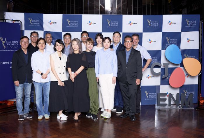 지난 17일 CJ CGV 용산아이파크몰에서 열린 국제 에미상 세미 파이널 심사에 참가한 관계자들이 기념 사진을 촬영하고 있다. ⓒCJ ENM