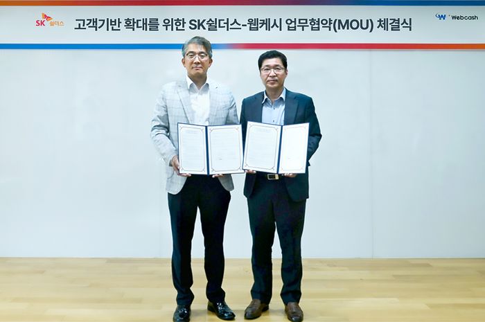지난 9일 서울 영등포구 웹케시 본사에서 SK쉴더스와 웹케시가 고객기반 확대를 위한 업무협약을 체결했다. SK쉴더스 김병무 사이버보안부문장(부사장, 왼쪽부터)과 웹케시 강원주 대표가 기념 촬영을 하고 있다.ⓒSK쉴더스