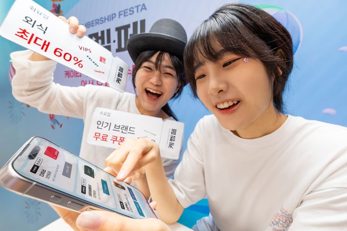 모델들이 ‘케이티 멤버십 페스타’ 프로모션을 소개하는 모습ⓒKT
