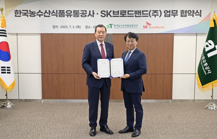 김혁 SK브로드밴드 미디어사업본부장(오른쪽부터), 홍문표 한국농수산식품유통공사 사장이 협약을 마치고 기념사진을 찍고 있다.ⓒSK브로드밴드