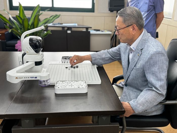 NHN이 로봇과의 바둑 대국이 가능한 AI 돌봄로봇 