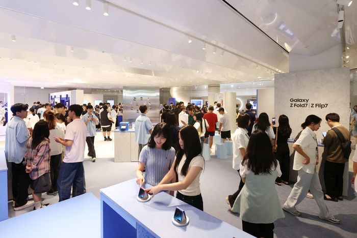 서울 영등포구 더현대 서울에 오픈한 