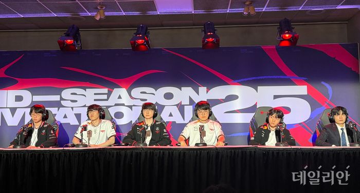 T1 선수단은 12일(현지시간) 캐나다 밴쿠버 퍼시픽 콜리시엄에서 열린 2025 미드 시즌 인비테이셔널(MSI) 결승전 경기가 끝난 뒤 기자회견을 진행하고 있다. ⓒ데일리안 황지현 기자