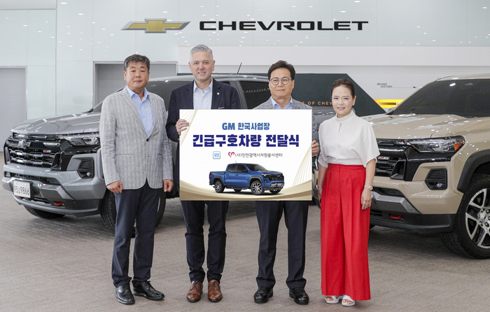 (왼쪽부터) 박위광 인천광역시 자원봉사센터 센터장, 헥터 비자레알 GM 한국사업장 사장, 이대형 인천광역시 자원봉사센터 이사장, 윤명옥 GM 한국사업장 CMO 겸 커뮤니케이션 총괄 전무