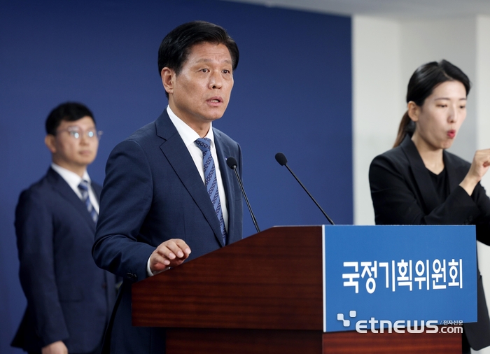 조승래 국정기획위원회 대변인이 16일 서울 종로구 정부서울청사 창성동 별관에서 국정기획위원회 1차 전체회의 관련 브리핑을 하고 있다.  이동근기자 foto@etnews.com