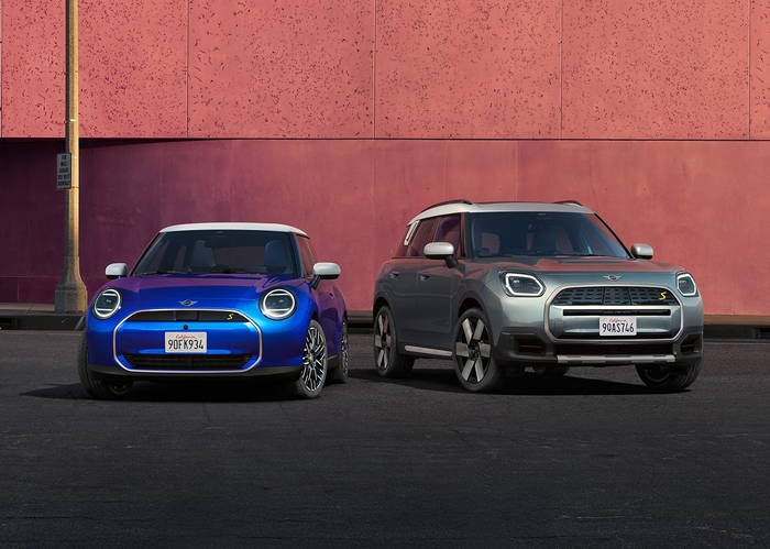 일렉트릭 MINI 쿠퍼(왼쪽)와 일렉트릭 MINI 컨트리맨