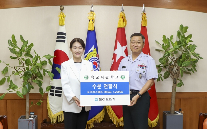왼쪽부터 이진숙 동아오츠카 마케팅본부 전무와 소형기 육군사관학교 교장