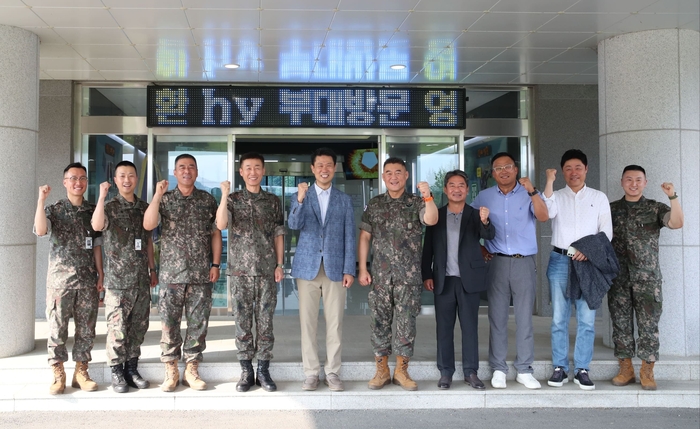 왼쪽 다섯 번째부터 변경구 hy 대표와 한기성 제25보병사단장