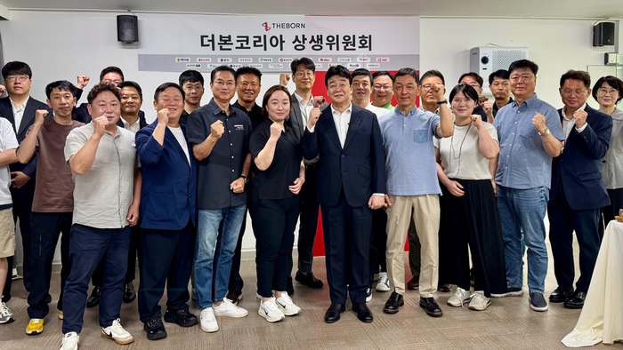 28일 더본코리아 상생위원회 정례회의 진행 후 백종원 더본코리아 대표이사(가운데)와 외부의원, 가맹점 대표 등이 기념 촬영을 하고 있다.