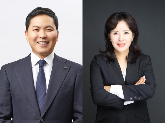 윤상현 한국콜마 부회장(왼쪽), 윤여원 콜마비앤에이치 대표