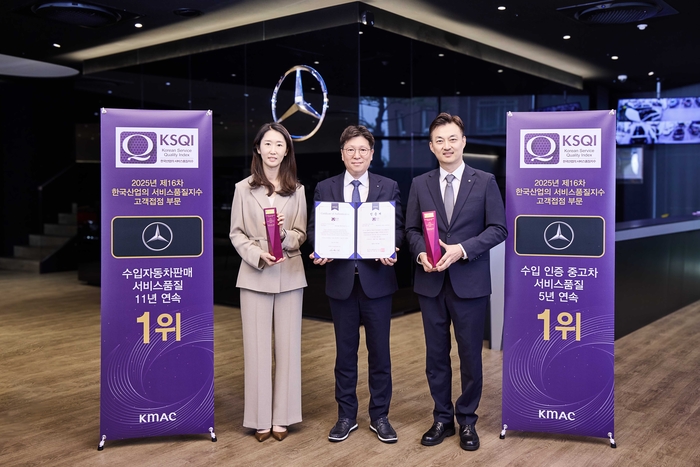 왼쪽부터 최유미 메르세데스-벤츠코리아 상무, 오철세 한국능률협회컨설팅 상무, 이범일 벤츠코리아 상무