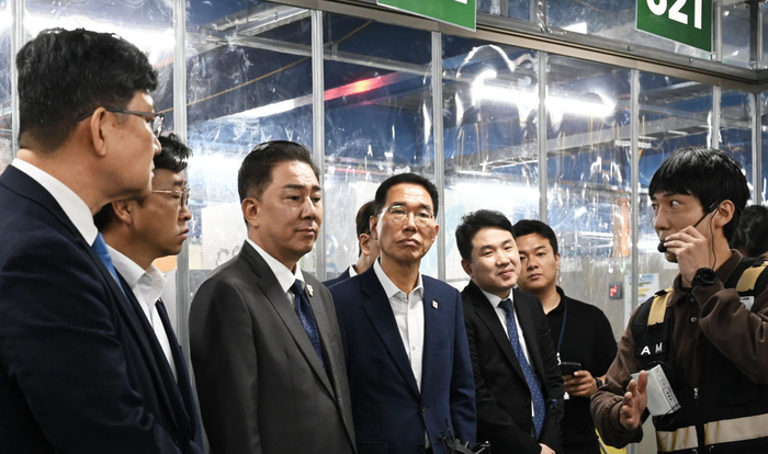 16일 김병기 더불어민주당 당대표 직무대행 겸 원내대표 등 민주당 의원들은 서울 양재동 쿠팡로지스틱스서비스(CLS) 서브허브를 방문해 CLS가 업계 최초로 도입한 '차폐식 대형 냉방 구역'을 점검했다.