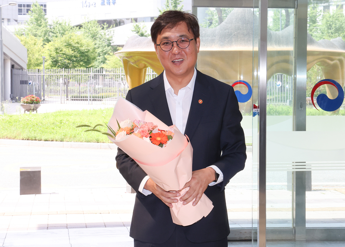 최휘영 신임 문화체육관광부 장관이 31일 정부세종청사 문체부에 도착, 직원 대표로부터 축하 꽃다발을 받고 기념 촬영하고 있다. (연합뉴스)