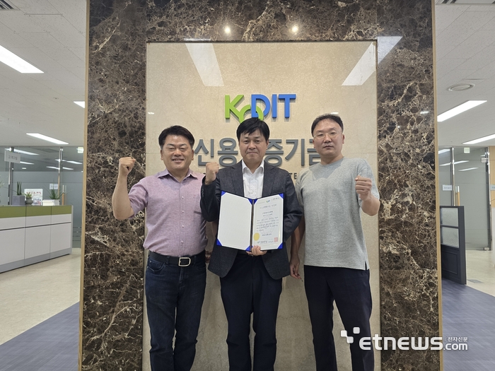 김원경 경기혁신센터 대표(왼쪽)와 임용석 바이온에버 대표가 신용보증기금의 대표 스케일업 프로그램인 '퍼스트펭귄' 기업으로 최종 선정돼 기념 촬영했다.