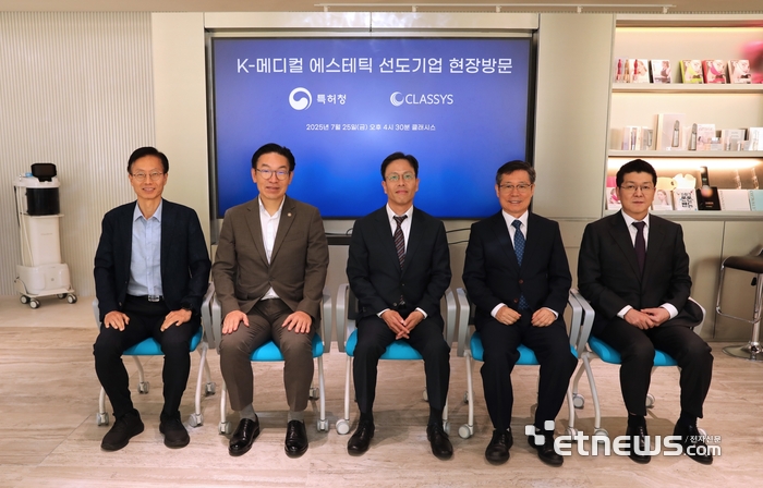 백승한 클래시스 대표(가운데)가 지난 25일 클래시스를 방문한 김완기 특허청장(왼쪽 두번째) 및 관계자들과 기념촬영을 진행했다. (사진=특허청)