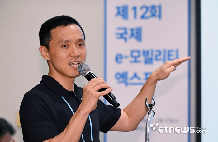 글로벌 e-모빌리티 네트워크 포럼이 '2025 전동화 시대로의 대전환'을 주제로 8일 제주 서귀포시 신화월드 랜딩컨벤션센터에서 열렸다. 정창호 현대차·기아 기술연구소 배터리 개발실장이 '현대차 전동화, 배터리 개발 및 안전 전략'을 주제로 발표하고 있다.  제주=이동근기자 foto@etnews.com