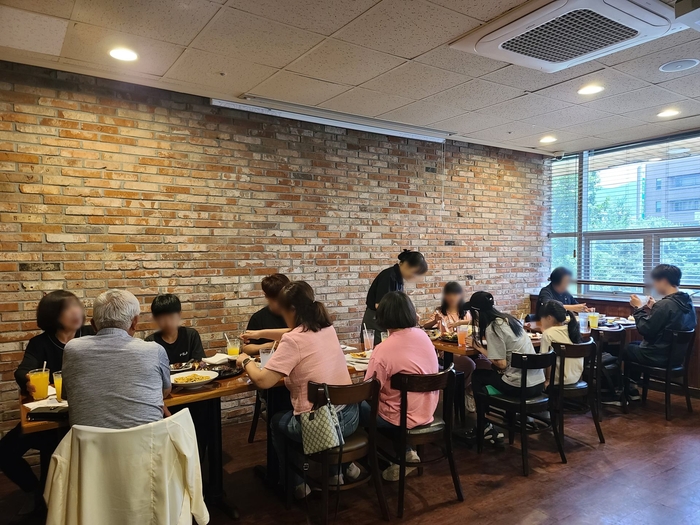 다이닝브랜즈그룹이 지난 5월 영케어러와 함께 진행한 '아름다운 식탁' 프로그램 현장