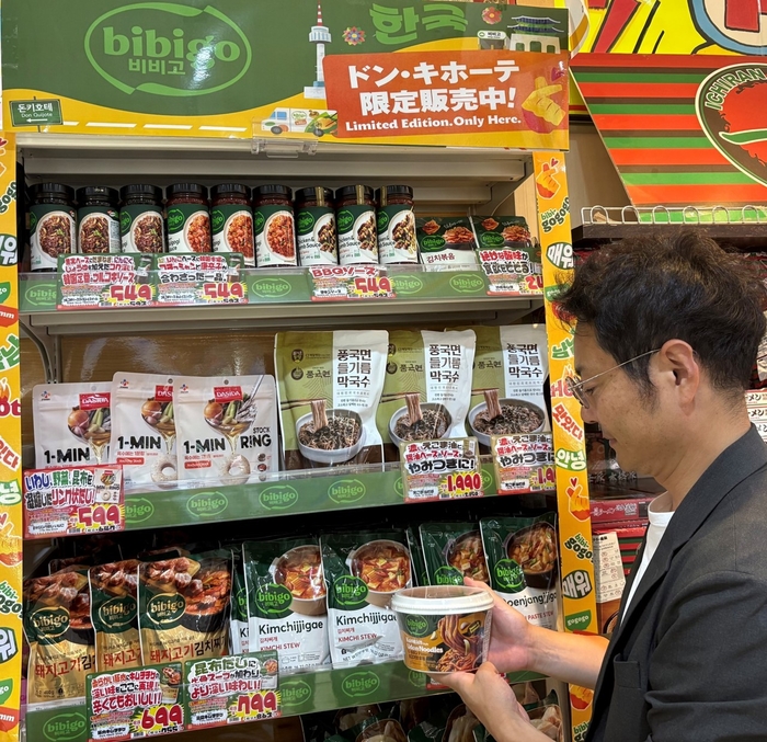 일본 도쿄 나카메구로에 있는 돈키호테 매장에서 소비자가 비비고 전용 매대에 있는 상품을 살펴보고 있다. 〈자료:CJ제일제당〉