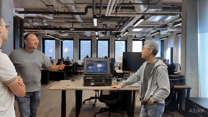 포티투닷 폴란드 R&D 센터를 찾은 송창현 대표(오른쪽)