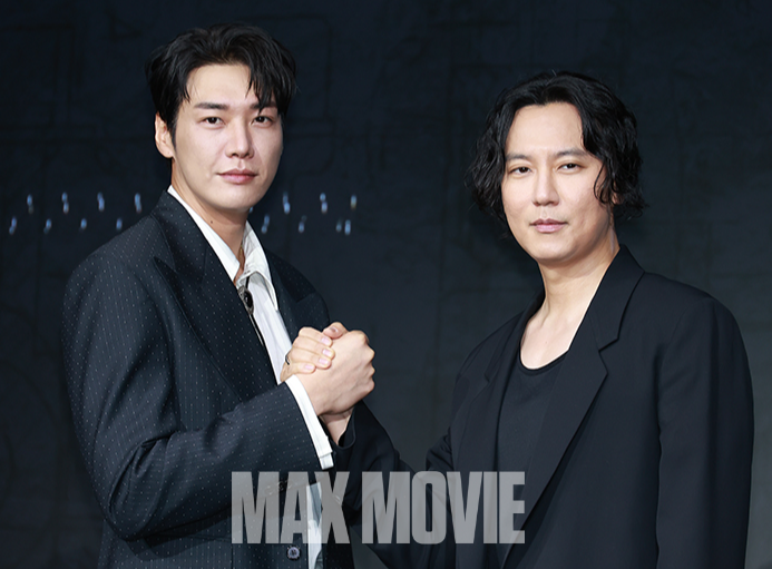 카메라 향해 포즈취하는 김영광(왼쪽)과 김남길. 정유진 기자