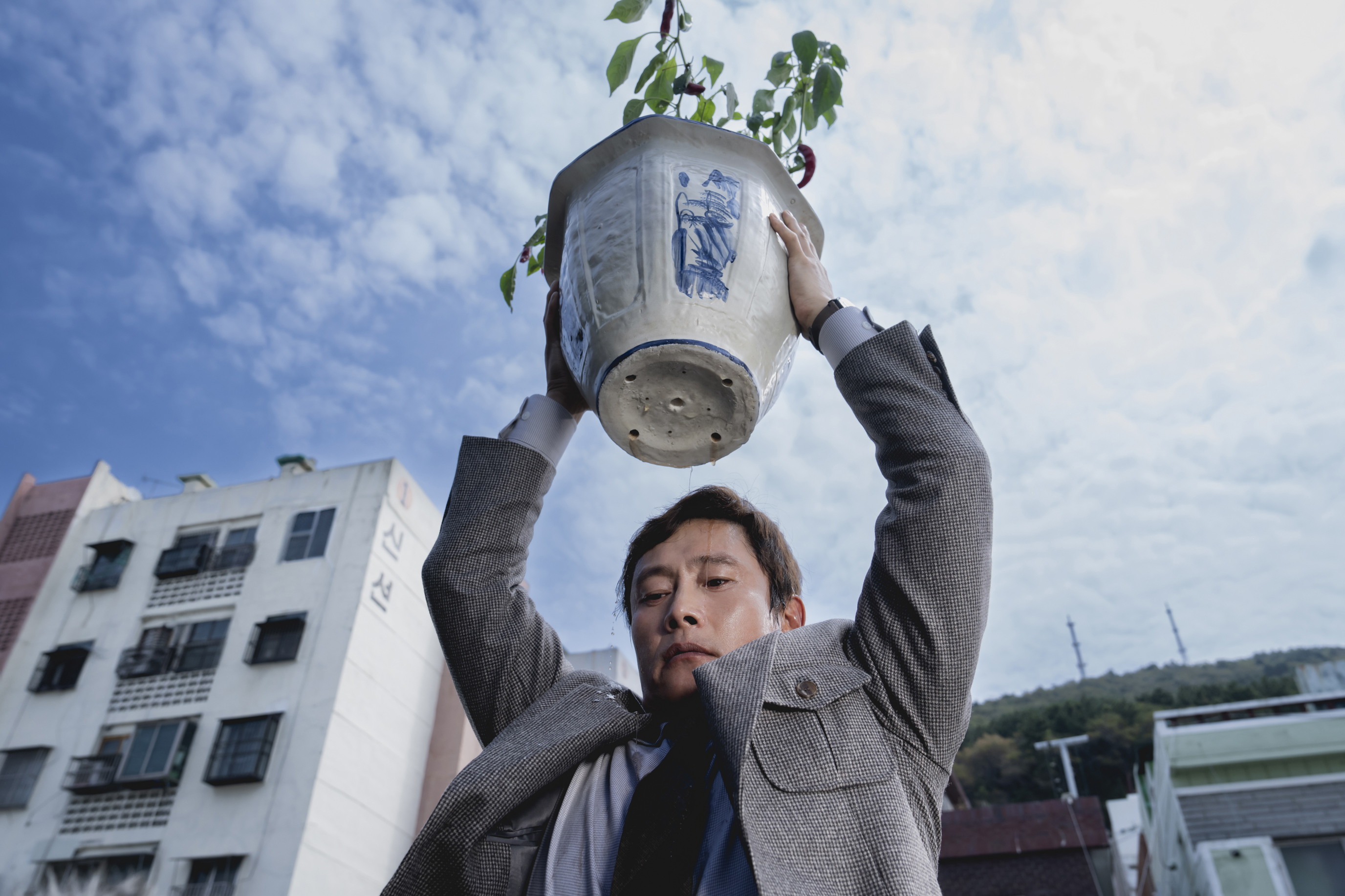 다음 달 개막하는 제82회 베니스국제영화제 경쟁 부문에 초청된 박찬욱 감독의 '어쩔수가없다'. 사진제공=CJ ENM 