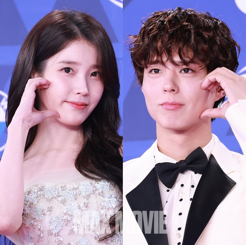 볼하트 포즈 취하는 아이유(왼쪽)와 박보검. 정유진 기자
