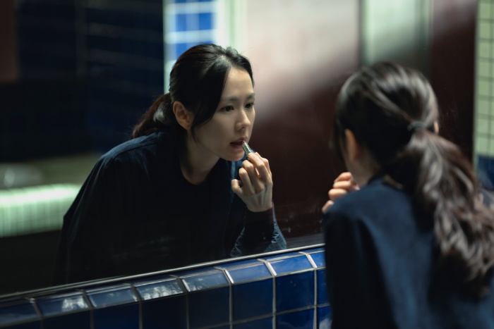 '어쩔수가없다'에서 남편의 실직 이후 생활 전선에 뛰어드는 아내 미리를 연기한 손예진. 사진제공=CJ ENM