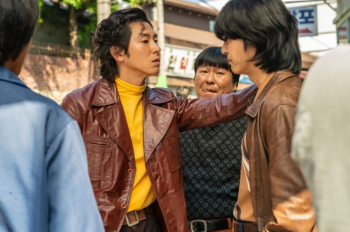 지난 16일부터 공개 중인 디즈니+ 오리지널 시리즈 '파인: 촌뜨기들'에서 목포 건달 벌구를 연기하는 정윤호. 사진제공=디즈니+