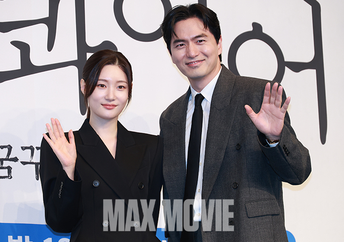 손흔드는 정채연(왼쪽)과 이진욱. 정유진 기자