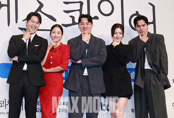 카메라 향해 포즈취하는 이학주, 전혜빈, 김재홍 감독, 정채연, 이진욱(왼쪽부터). 정유진 기자