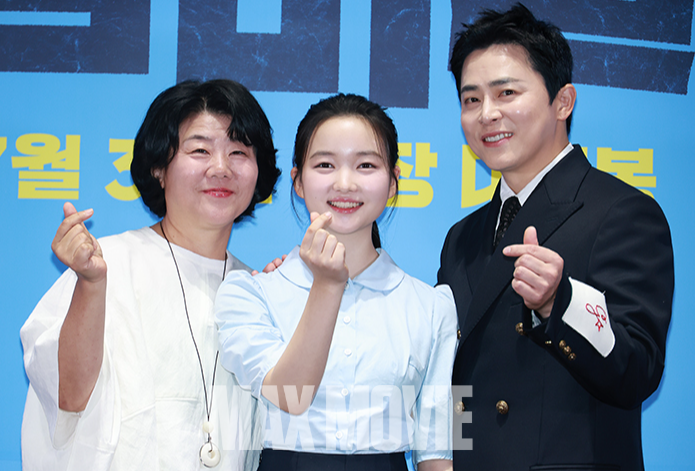 손가락하트 포즈 취하는 이정은, 최유리, 조정석(왼쪽부터). 정유진 기자