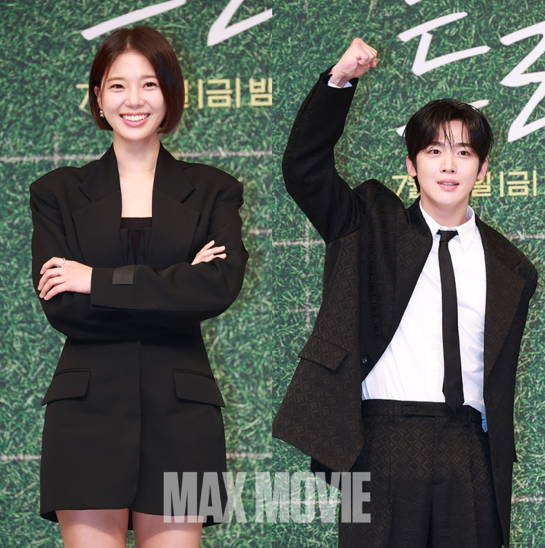 카메라 향해 포즈를 취하는 임세민(왼쪽)와 김요한. 정유진 기자