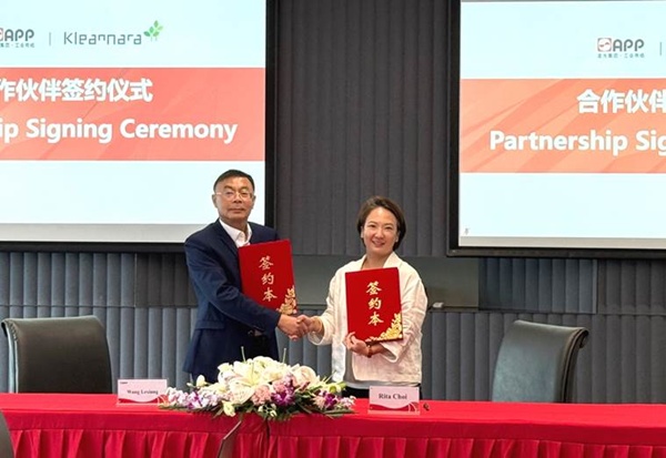 깨끗한나라 최현수 대표(오른쪽)와 아시아 펄프 앤 페이퍼 그룹 글로벌 사업부 왕 대표가 지난 28일 중국 상하이에서 열린 협약식에서 기념사진을 촬영하고 있다/사진= 깨끗한나라