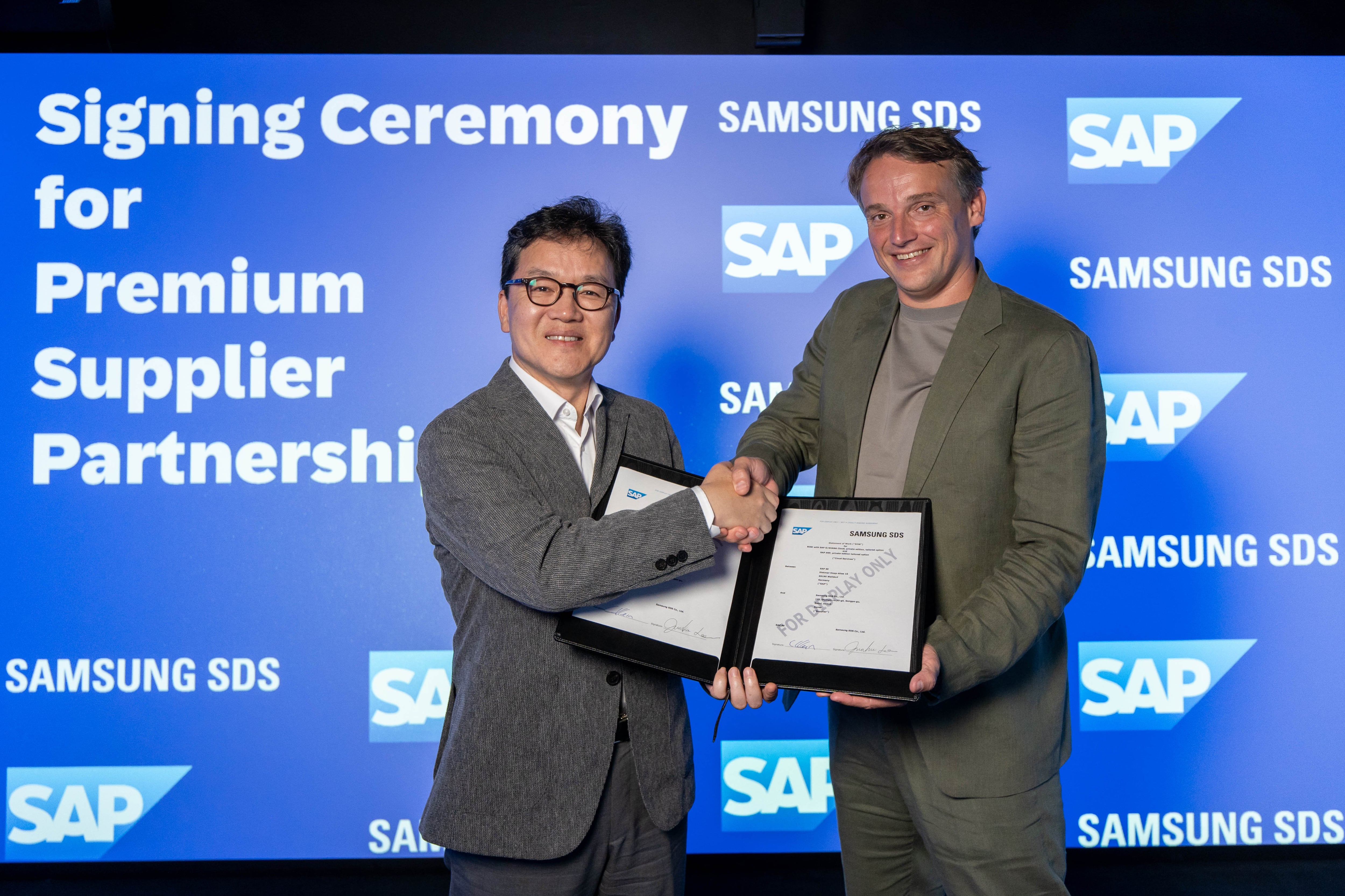 (왼쪽부)터 이준희 삼성SDS 대표이사, 크리스티안 클라인(Christian Kelin) SAP 최고경영자(CEO)./삼성SDS 제공
