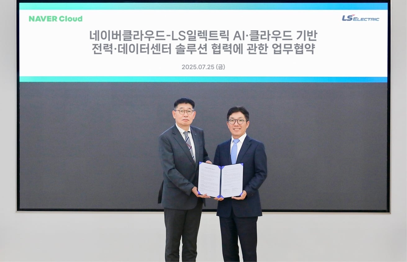 김유원(오른쪽) 네이버클라우드 대표와 채대석 LS일렉트릭 대표가 25일 전력 및 제조 산업의 AI 전환을 위한 업무협약을 체결했다. /네이버클라우드 제공