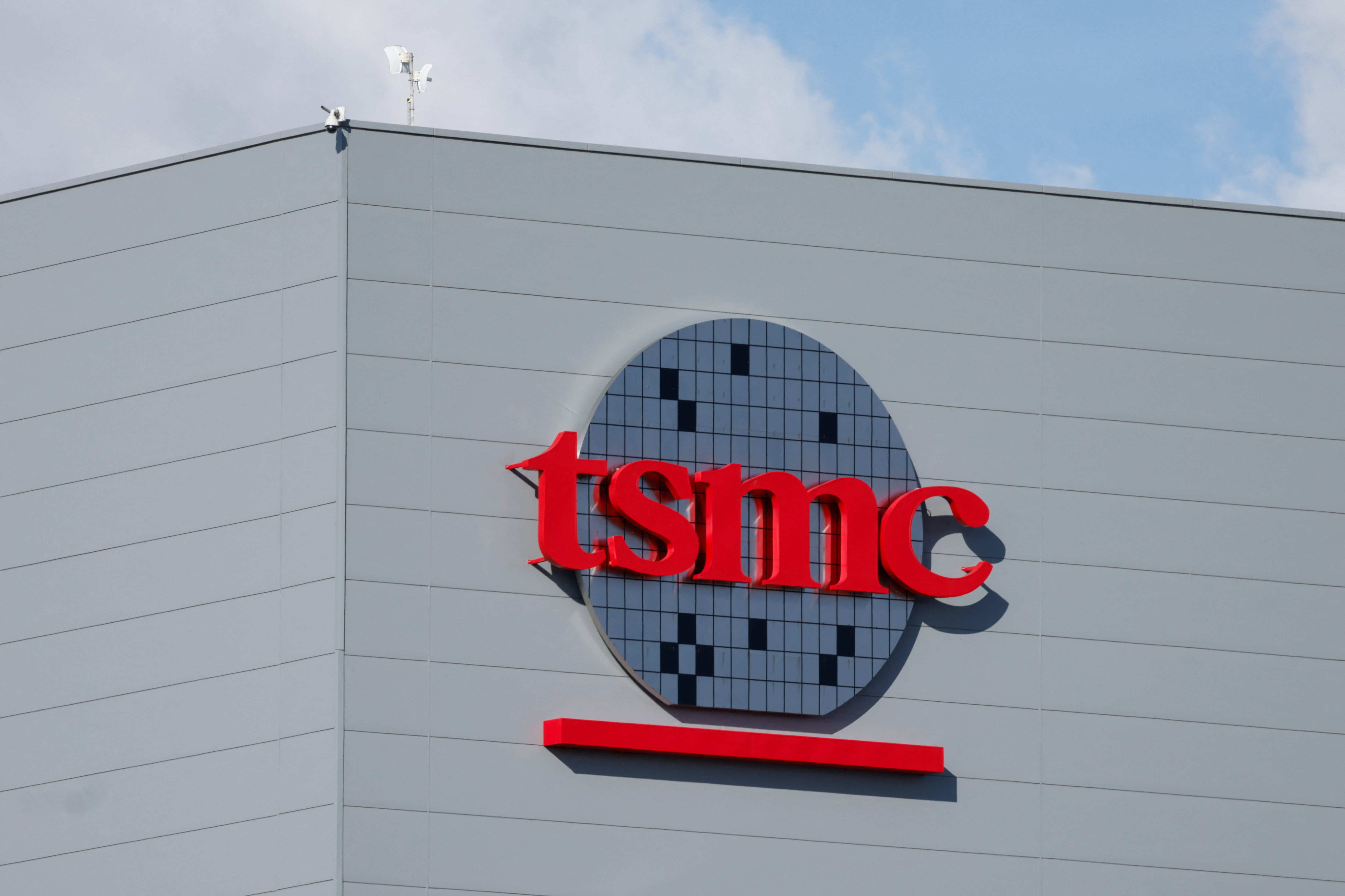 <YONHAP PHOTO-3975> The logo of Taiwan Semiconductor Manufacturing Company (TSMC) is displayed at its fabrication plant in Kaohsiung, Taiwan, June 7, 2025. REUTERS/Ann Wang/2025-06-08 15:27:38/
「저작권자 ⓒ 1980-2025 ㈜연합뉴스. 무단 전재 재배포 금지, AI 학습 및 활용 금지」