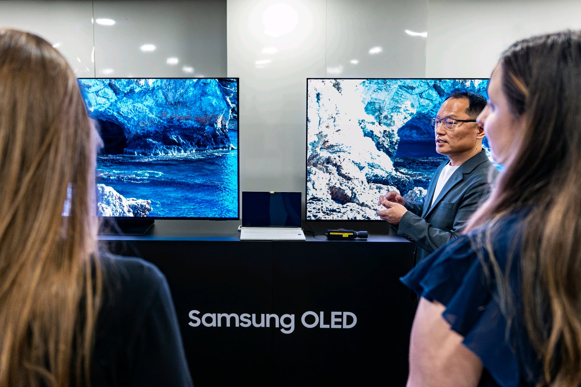 미국·영국 기술 중심 매체들에서 삼성 유기발광다이오드(OLED) TV에 대한 호평이 나왔다. 사진은 브라질 상파울루에서 지난 달 열린 ‘2025 중남미 VD 세미나’에서 참석자들이 삼성전자 OLED의 화질 기술을 살펴보고 있는 모습./삼성전자 제공