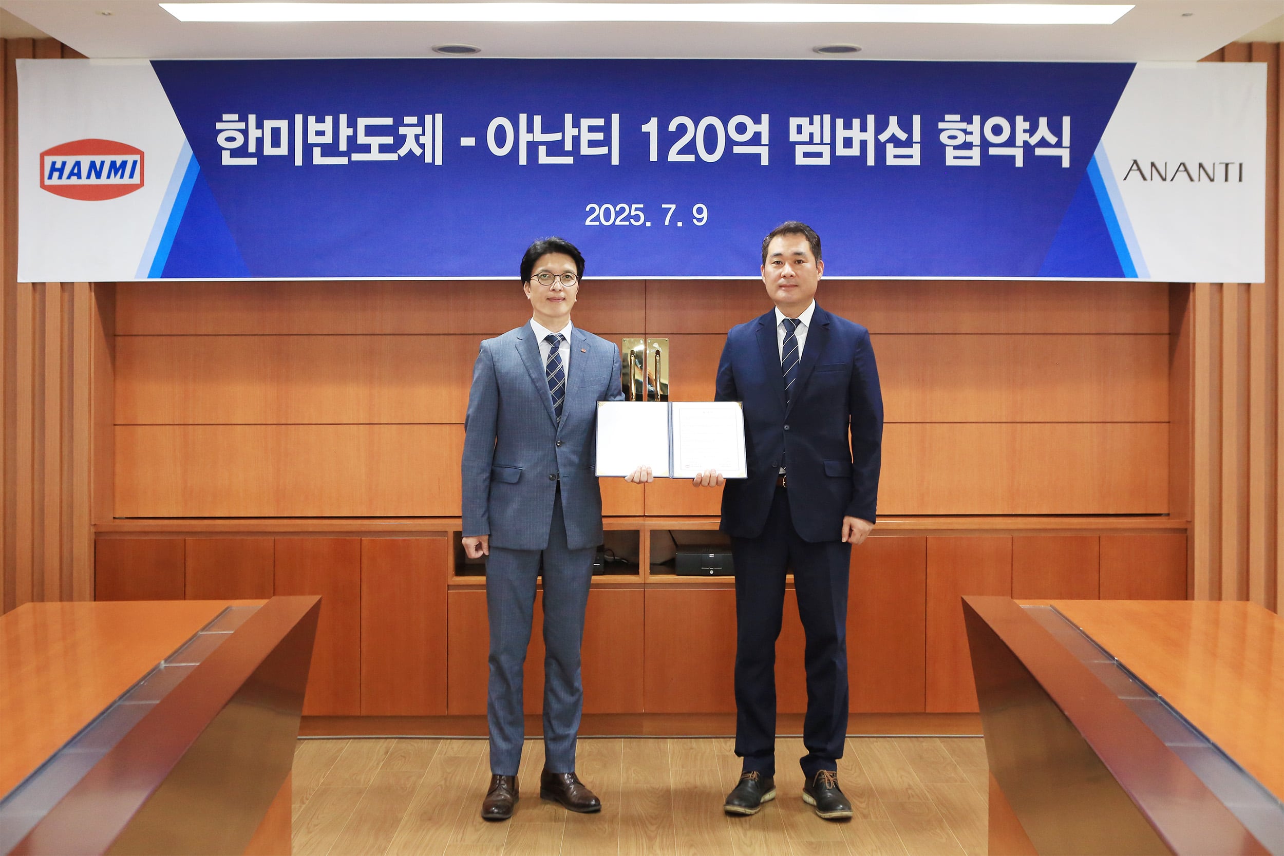 윤평 한미반도체 상무와 이경탁 아난티 이사가 9일 한미반도체 본사에서 프리미엄 멤버십을 체결했다. /한미반도체 제공