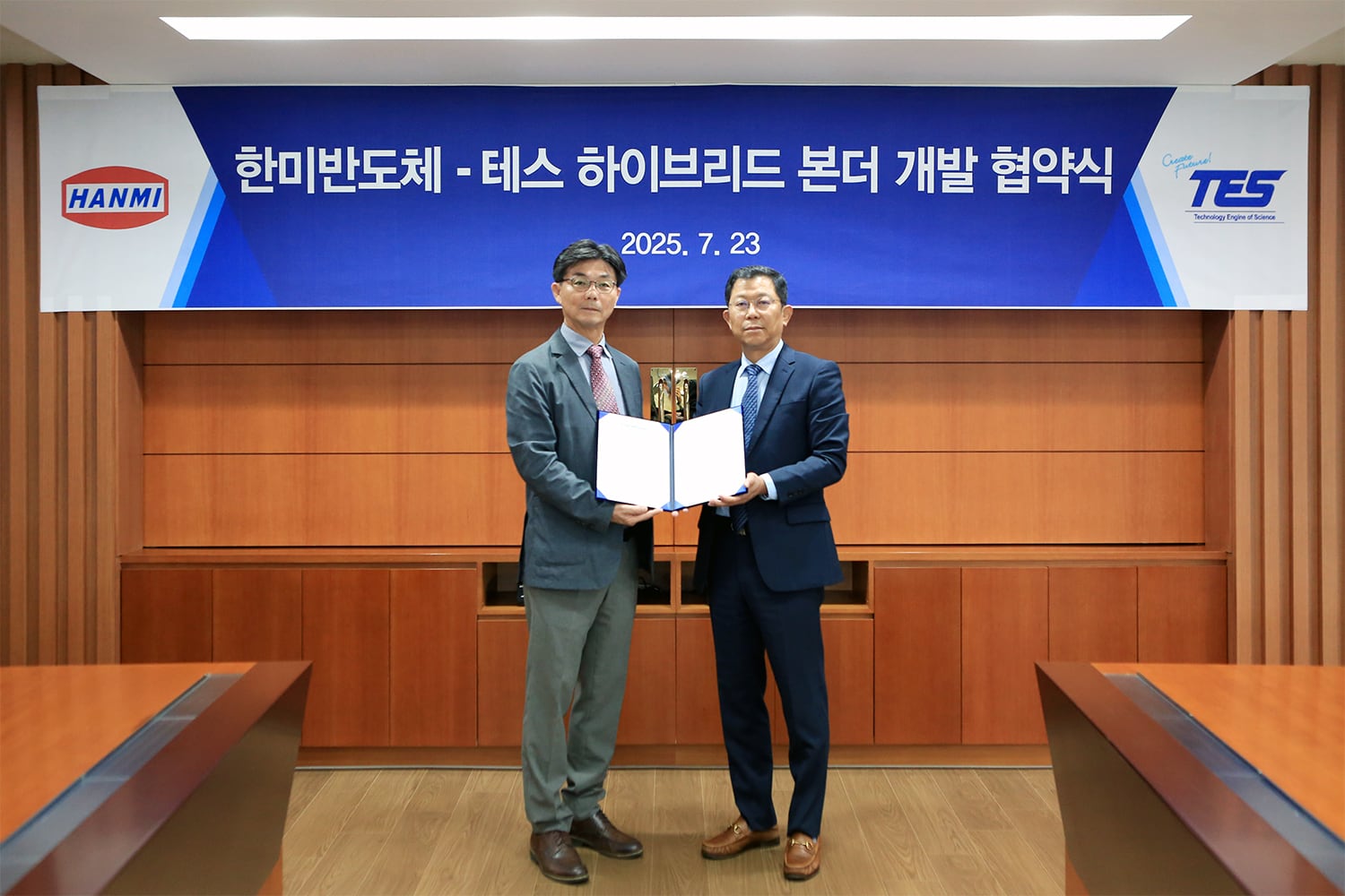 김민현 한미반도체 사장(왼쪽)과 이재호 테스 사장이 하이브리드 본더 협약을 체결하고 있다./한미반도체 제공