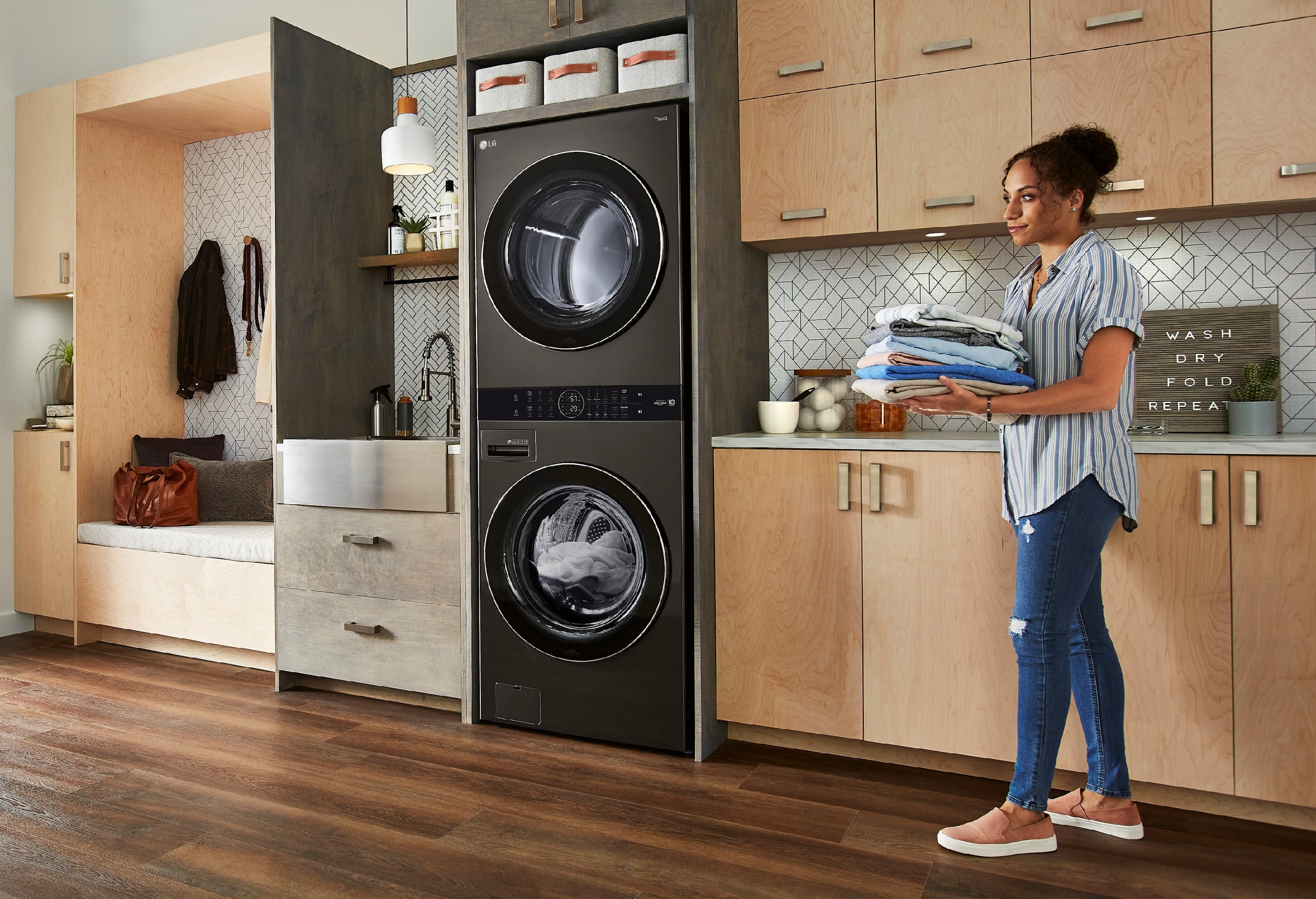 LG전자의 복합형 세탁∙건조기 ‘LG 워시타워’가 美∙英 유력 매체들로부터 호평받으며, 연이어 ‘최고의 세탁∙건조기’ 제품으로 선정됐다. 사진은 모델이 'LG 워시타워'를 이용하고 있는 모습./LG전자 제공
