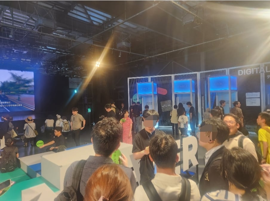 7월 10일 일본 오사카 간사이 엑스포에 설치된 네이버클라우드의 AI 안부 전화 서비스 ‘클로바 케어콜’ 전시 부스를 방문한 관람객들. /오사카(일본)=심민관 기자
