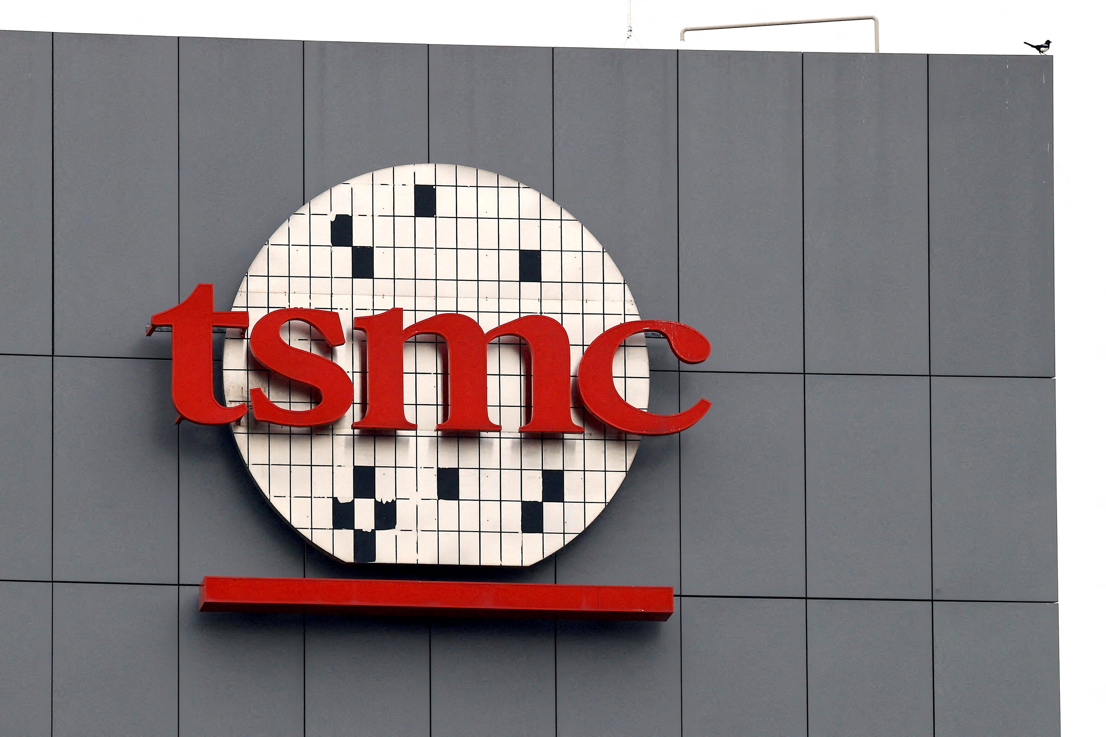 대만 타이난 TSMC 공장에 설치된 로고 간판./연합뉴스